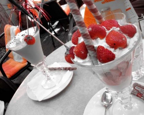 erdbeereisbecher